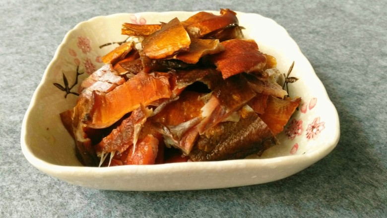 老干妈腊鱼,准备<a style='color:red;display:inline-block;' href='/shicai/ 4893'>腊鱼</a>洗净,切小块。