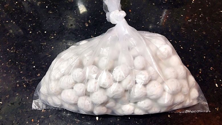 珍珠丸子,珍珠丸子做好后装到保鲜袋中入冰箱冷冻,随吃随取