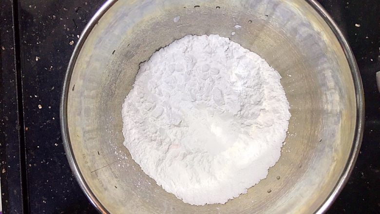 珍珠丸子,木薯粉(1)倒入盆中