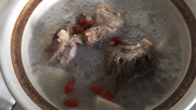 大骨芋艿汤,加入芋艿后大概煮15--20分钟,芋艿基本熟了,此时放入几粒<a style='color:red;display:inline-block;' href='/shicai/ 673'>枸杞</a>。