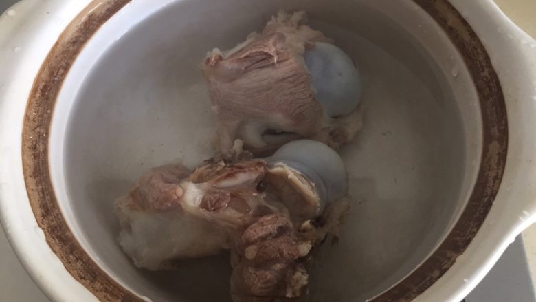 大骨芋艿汤,洗净后,放入砂锅,加适量水煮沸。