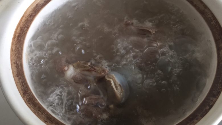 大骨芋艿汤,煮沸后改为小火,慢慢炖煮。