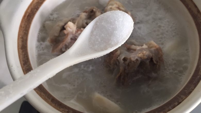 大骨芋艿汤,加入适量盐,依据自己的口味哦!