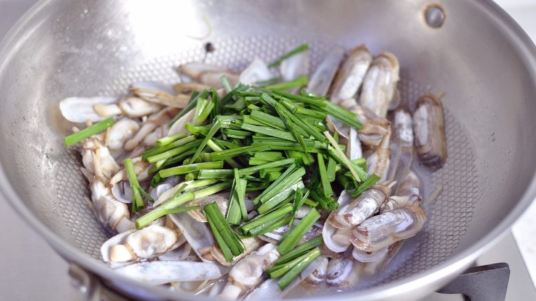 韭菜炒蛏子,关火,倒入韭菜段,翻炒均匀即可。