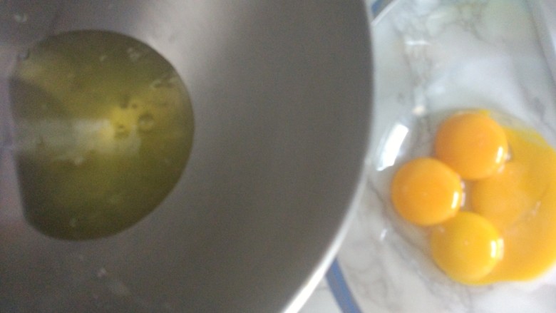 可可蛋糕卷+ukoeo801厨师机+ukoeo6002烤箱,蛋白蛋清分开,蛋清放入无水无油的厨师机盆里