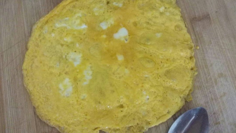 爱心蛋包饭,锅里刷油,倒入蛋黄,摊成蛋黄饼