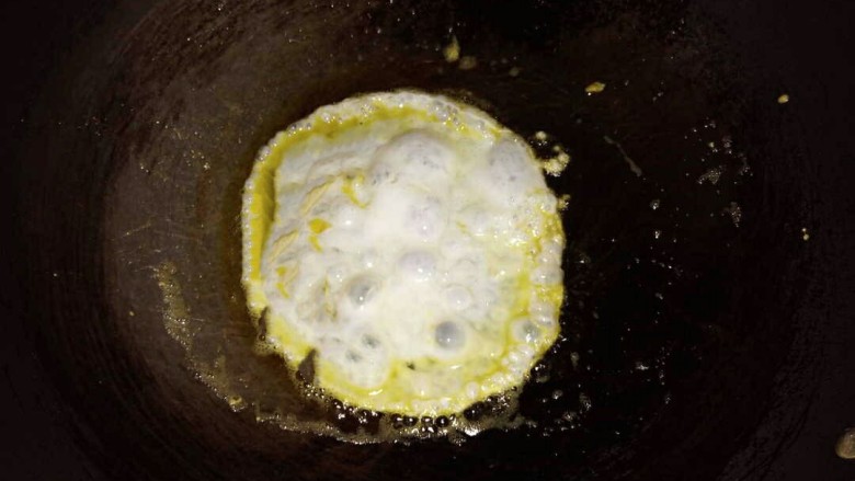 爱心蛋包饭,锅里刷油,倒入蛋白