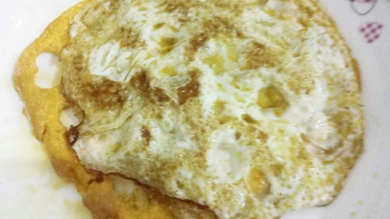 爱心蛋包饭,蛋白朝上,舀到盘里