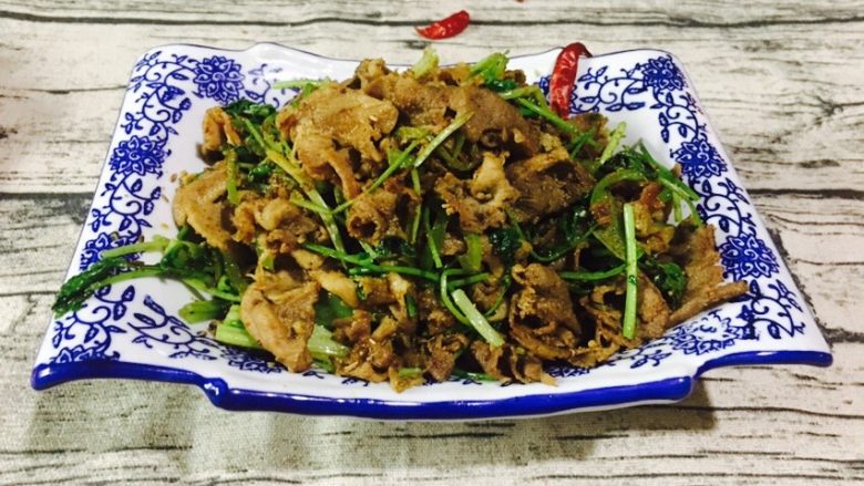 孜然羊肉,撒少许孜然粉就欧拉~