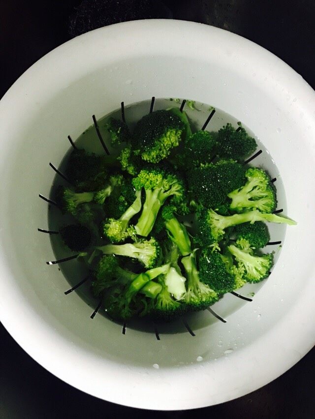 豆豉蒸三文鱼条,清洗西蓝花,用凉水煮开