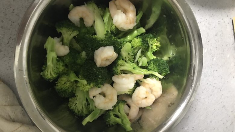豆豉蒸三文鱼条,放入咸盐,大蒜,芥末,麻椒油