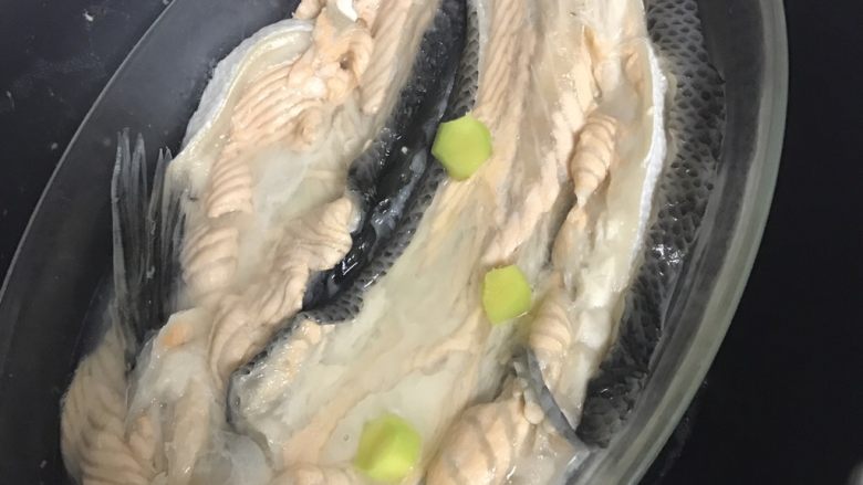 豆豉蒸三文鱼条,放入锅中蒸3-5分钟,蒸完会出水倒了即可…