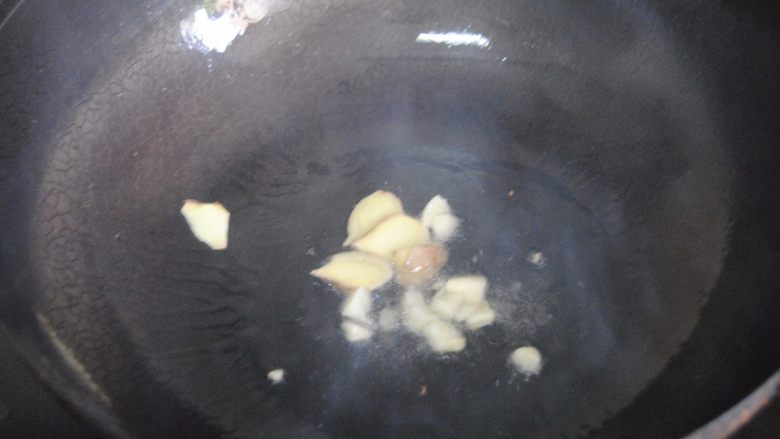 洋葱油爆虾,热锅,锅内放入适量的食用油,爆香姜蒜