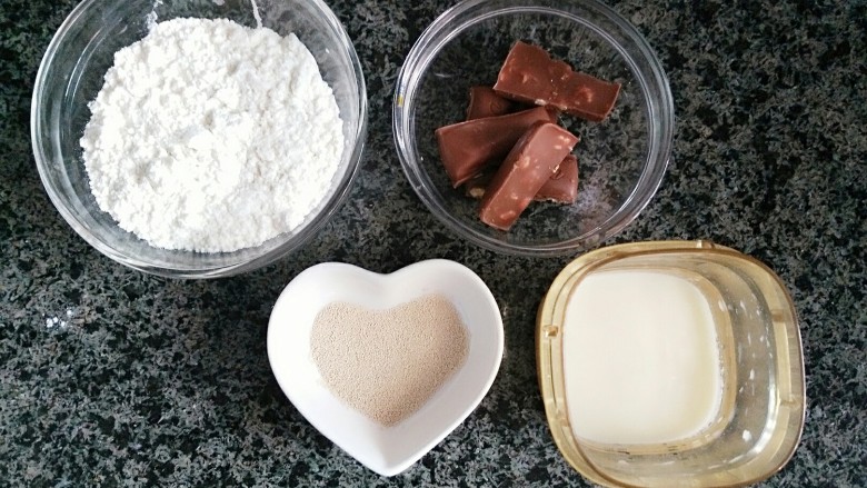 牛奶巧克力发糕,准备食材，可以根据需要增加或减少配料的份量，也可以根据个人口味喜好改用不同的食材