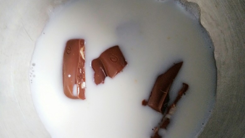 牛奶巧克力发糕,加热<a style='color:red;display:inline-block;' href='/shicai/ 219'>牛奶</a>，融化<a style='color:red;display:inline-block;' href='/shicai/ 874'>巧克力</a>