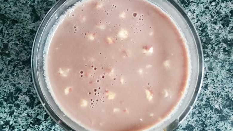 牛奶巧克力发糕,巧克力全部融化即可盛出备用，我用的是果仁的巧克力