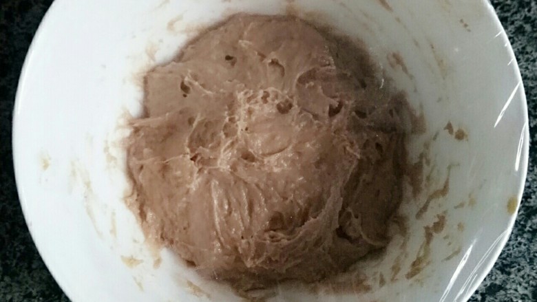 牛奶巧克力发糕,盖上保鲜膜放在阳光充足的室外，或者隔热水发酵