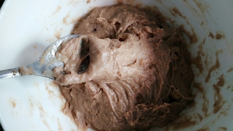 牛奶巧克力发糕,将<a style='color:red;display:inline-block;' href='/shicai/ 519'>面粉</a>加入牛奶中，调制粘稠