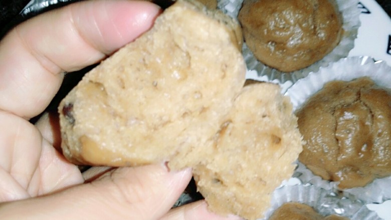 牛奶巧克力发糕,很蓬松而且软糯，配上不同的的造型，改用一些小宝宝适合的水果或者蔬菜，绝对是一款不错的手指食物