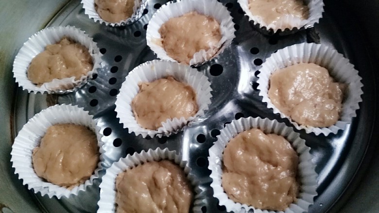 牛奶巧克力发糕,将发酵好的面放在喜欢的模具（请忽略我这丑毙了的造型，宝宝实在是太闹了），隔水蒸，大火烧开，转中火蒸10分钟，关火焖5分钟