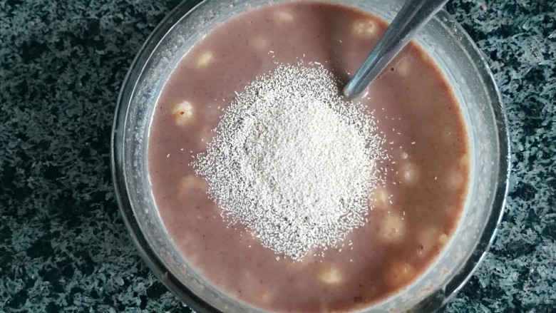 牛奶巧克力发糕,将孝母粉加入巧克力牛奶中，牛奶的温度不能高于40度，温度太高会使孝母粉失去活性