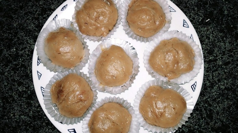 牛奶巧克力发糕,虽然样子丑，但是真的很好吃，浓浓的巧克力香，还有果仁