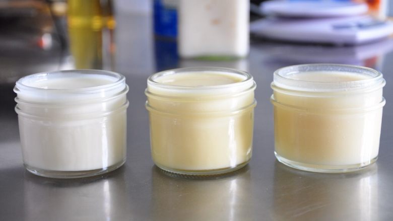 超级好用的脱模油(三种版本),图片从左至右依次为酥油、黄油、猪油制作出来的脱模油,酥油最白,黄油制作的颜色最黄。