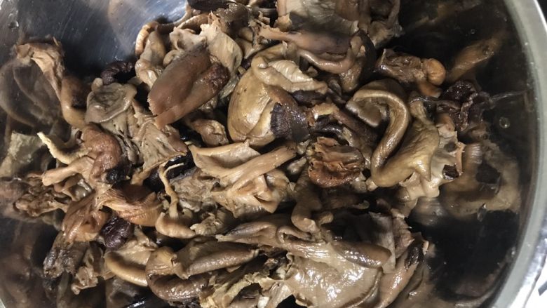 凉拌野生菌,一个一个洗干净沥干(野生蘑菇有很多树枝和泥土,很难清洗,需要耐心)