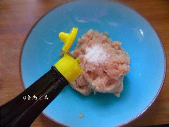 菠菜鸡肉饼,绞好的肉末倒出碗内，调入味极鲜<a style='color:red;display:inline-block;' href='/shicai/ 692'>酱油</a>，（一般生抽也可）盐、黑椒粒、<a style='color:red;display:inline-block;' href='/shicai/ 813'>鸡粉</a>、<a style='color:red;display:inline-block;' href='/shicai/ 3729'>白糖</a>、少许淀粉，搅拌均匀，腌制一会待用