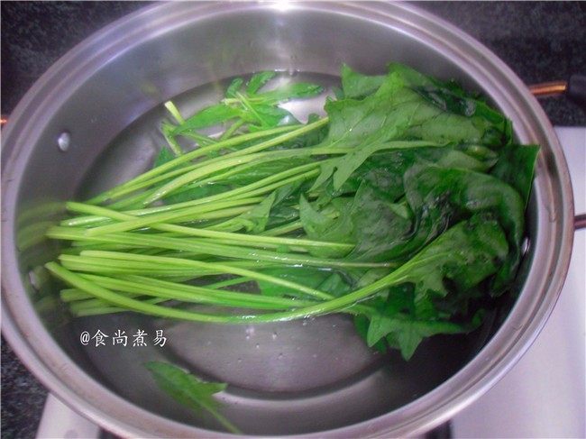 菠菜鸡肉饼,菠菜洗净,用开水煮熟