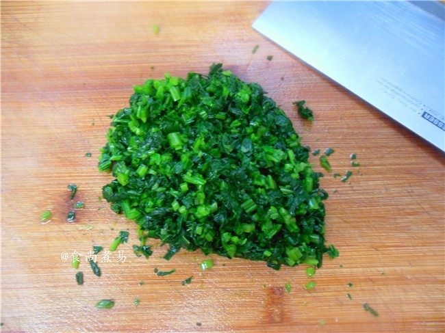 菠菜鸡肉饼,然后浸片刻冷水、冷却后捞出挤干水分,切碎
