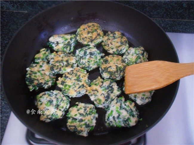 菠菜鸡肉饼,平底锅烧热,倒入<a style='color:red;display:inline-block;' href='/shicai/ 851'>橄榄油</a>,将拌好的肉末捏成饼状,平铺在煎锅内,中火煎至两面焦黄色