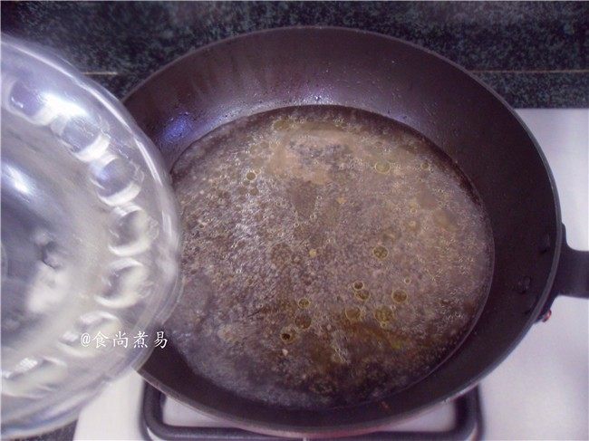 菠菜鸡肉饼,继续热锅,将勾芡用的酱汁煮至浓稠
