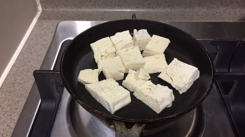 冻豆腐鸡蛋丼,小平底锅,最好锅的口径和碗差不多,这样盖上去好看。