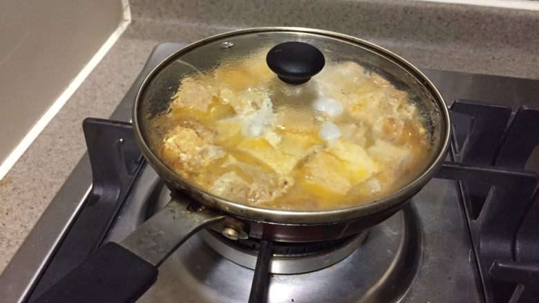 冻豆腐鸡蛋丼,盖上锅盖,小火,焖30秒。立即关火,开盖。