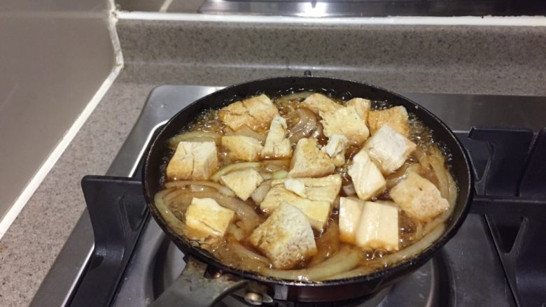 冻豆腐鸡蛋丼,再加入冻豆腐,煮开,用筷子翻动冻豆腐,让冻豆腐吸饱汤汁。