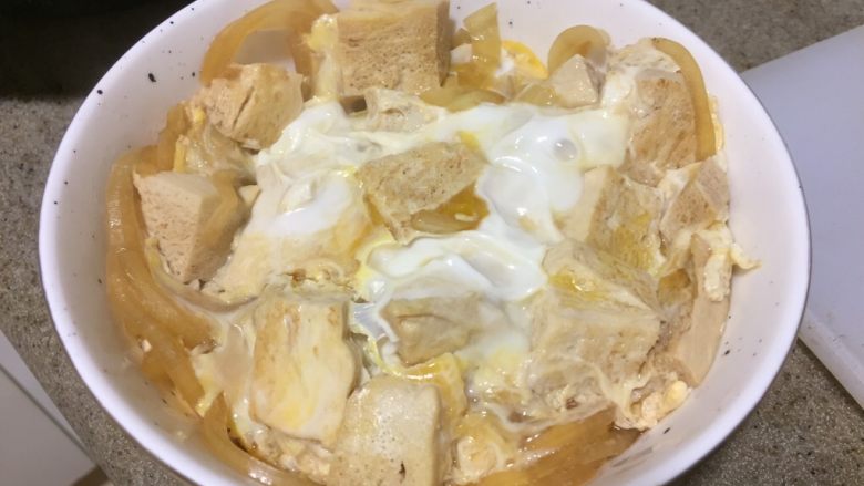 冻豆腐鸡蛋丼,整个把鸡蛋冻豆腐盖在白饭上。小七盖在魔芋面上啦~