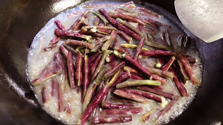 紫豇豆焖饭,如图,水量刚好与豇豆平齐。