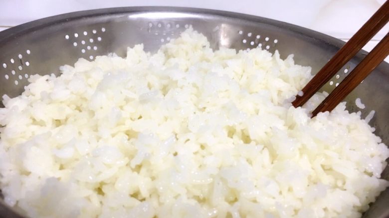紫豇豆焖饭,用细筛过滤,米饭留起来,米汤过滤在大碗里。