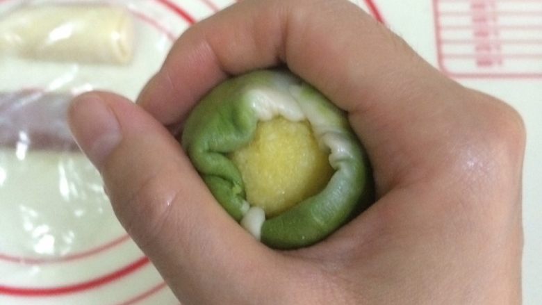 炫彩椰蓉开口酥,收好口,捏紧。