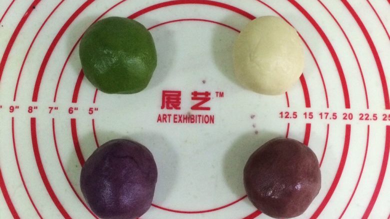 炫彩椰蓉开口酥,把揉好的油酥分成四等份,其中的三份分别加入抹茶粉、红曲粉、<a style='color:red;display:inline-block;' href='/shicai/ 10124'>紫薯粉</a>,揉好的油酥面团盖上保鲜膜,室温醒发20分钟。