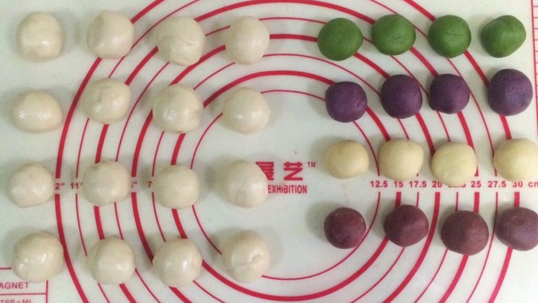 炫彩椰蓉开口酥,油皮醒发好后分成16等份,每种颜色的油酥各分成4等份。