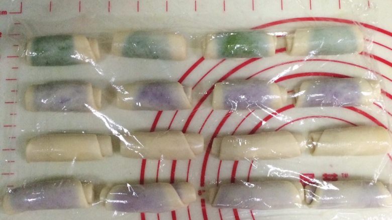 炫彩椰蓉开口酥,从上往下卷起来,盖好保鲜膜松弛15分钟。