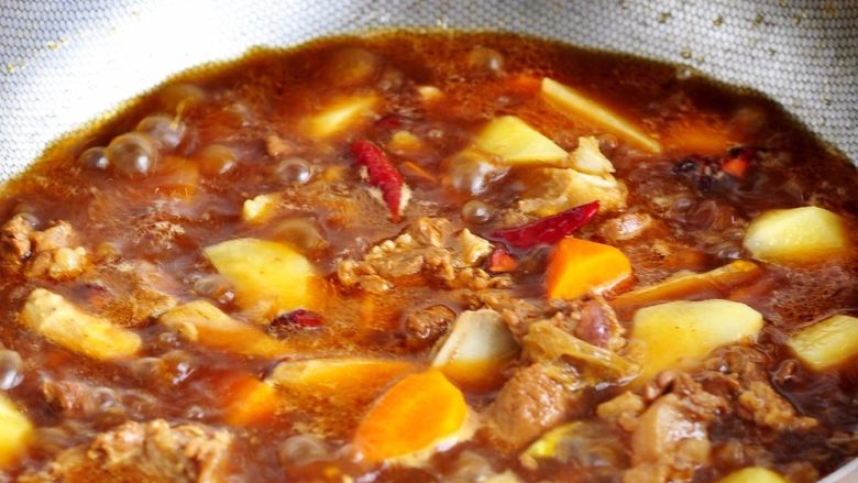 土豆炖牛仔骨,待水与牛仔骨基本齐平的时候,加入土豆和胡萝卜,适量加盐,继续大火收汁。