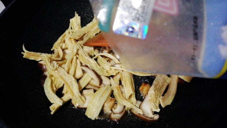 海蛎豆腐汤,加入适量盐,