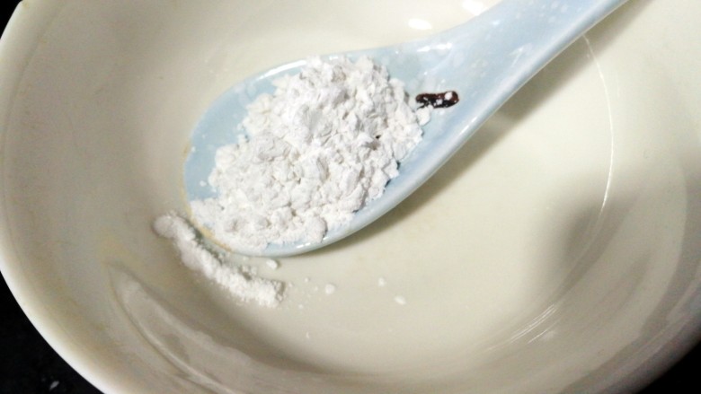 海蛎豆腐汤,取适量淀粉,加少量清水调成水淀粉