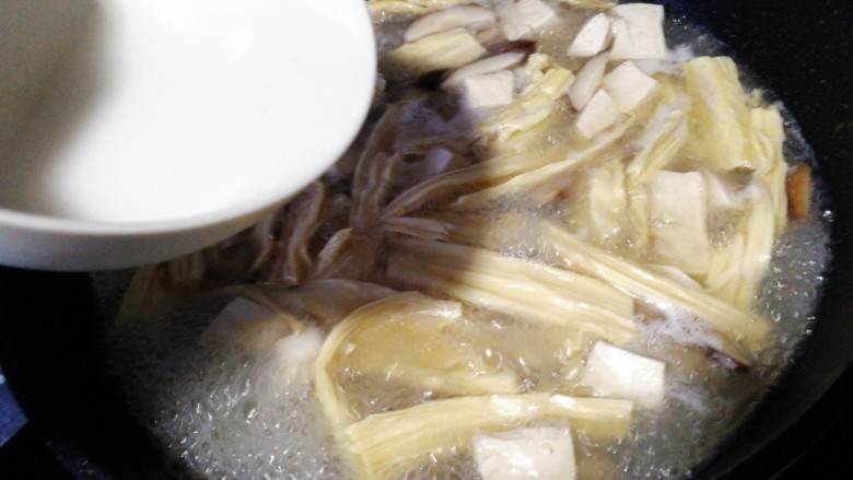 海蛎豆腐汤,水淀粉倒入锅中,慢慢倒边倒边搅。
