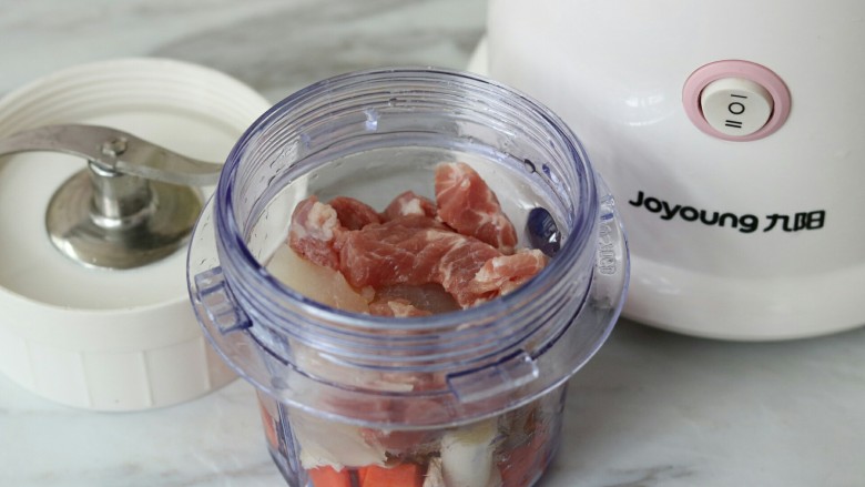 龙利鱼肉蔬饼,将这些食材放入料理机,可以少加一点水进去,会更容易搅动~
