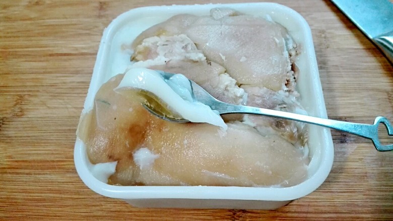 白切蹄髈,取出蹄髈,用勺子刮去油脂