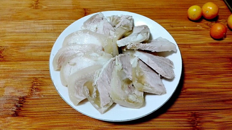 白切蹄髈,倒扣出来,切片装盘